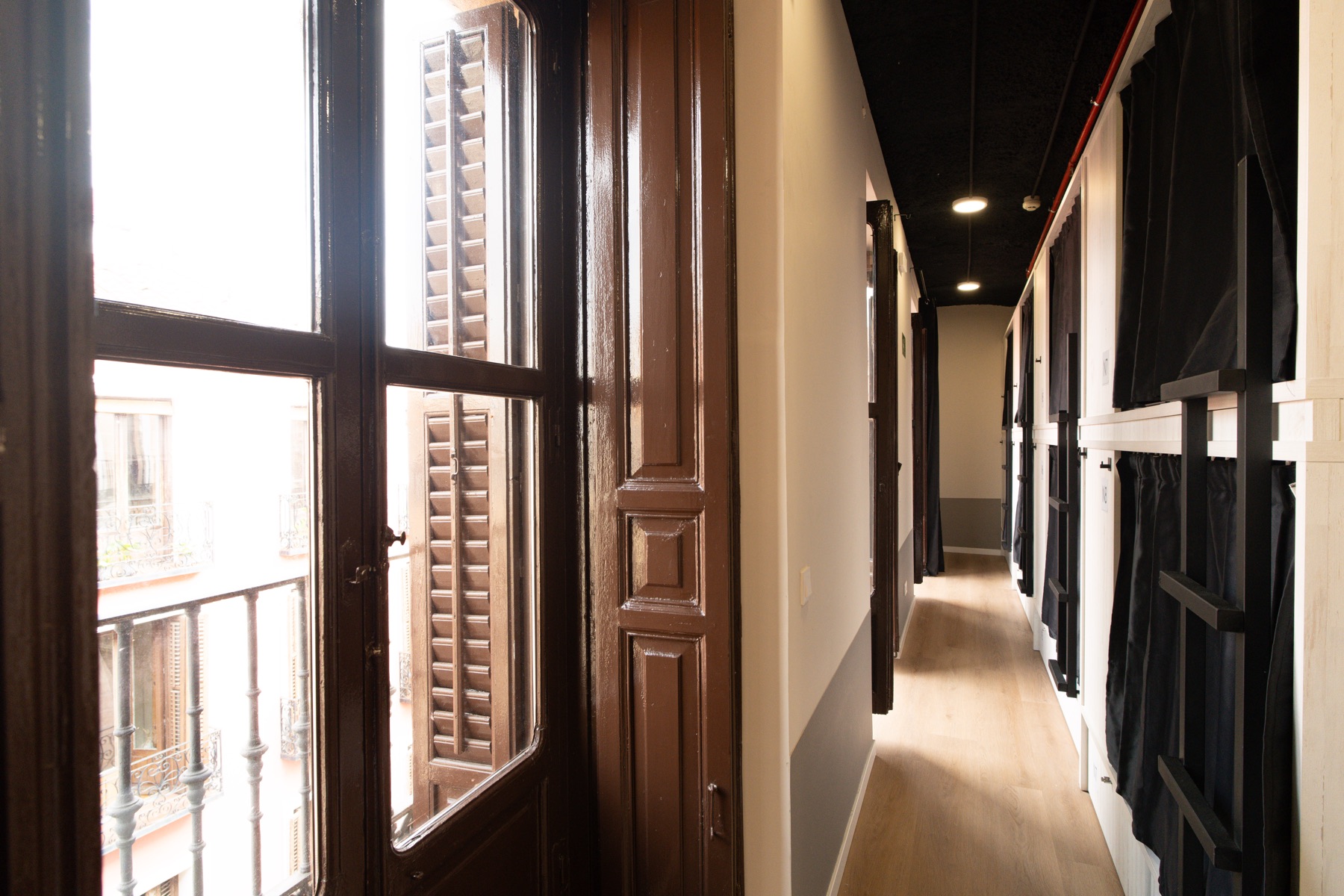 Habitación compartida de catorce camas junto a los balcones