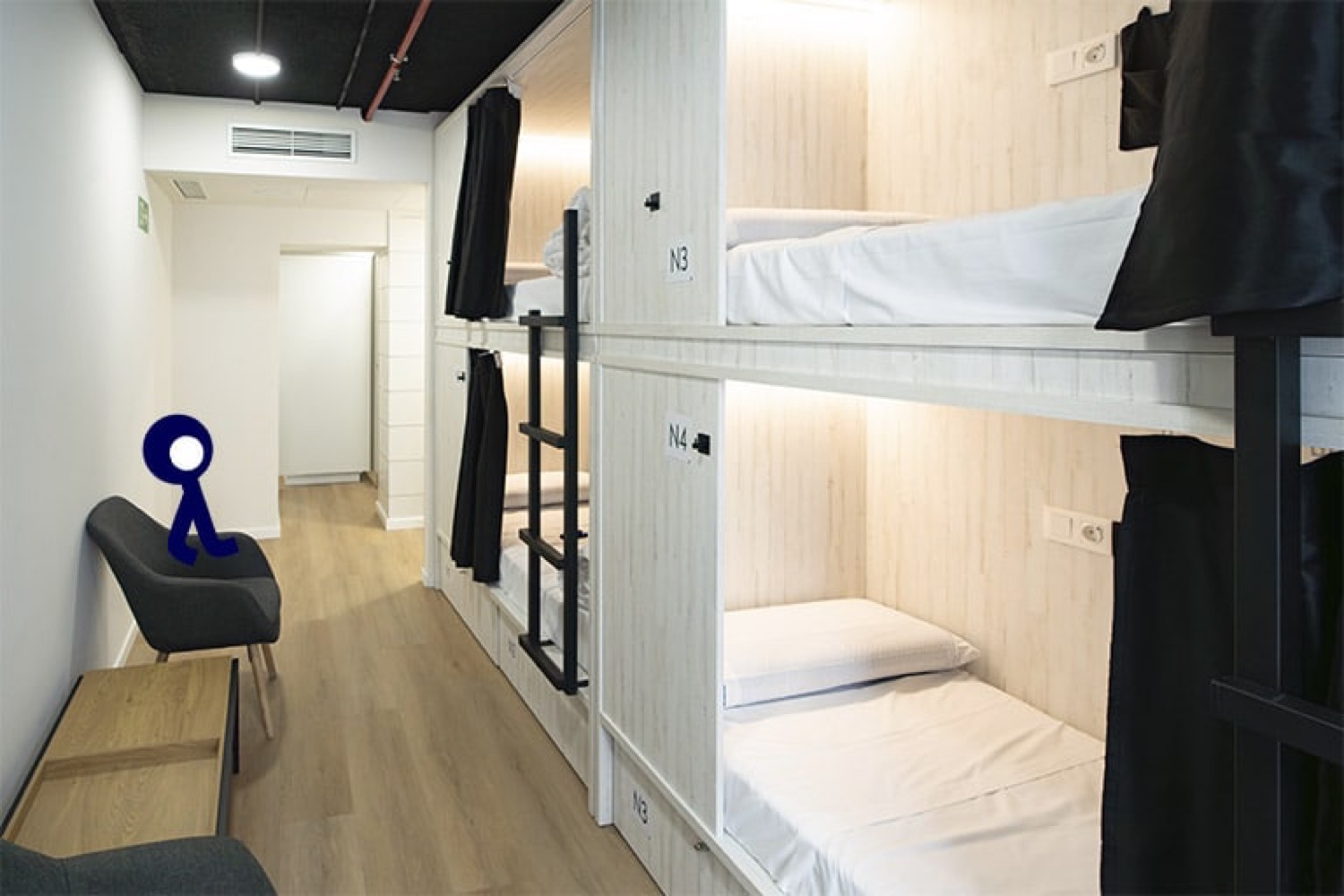 Habitación compartida de cuatro camas con dos literas
