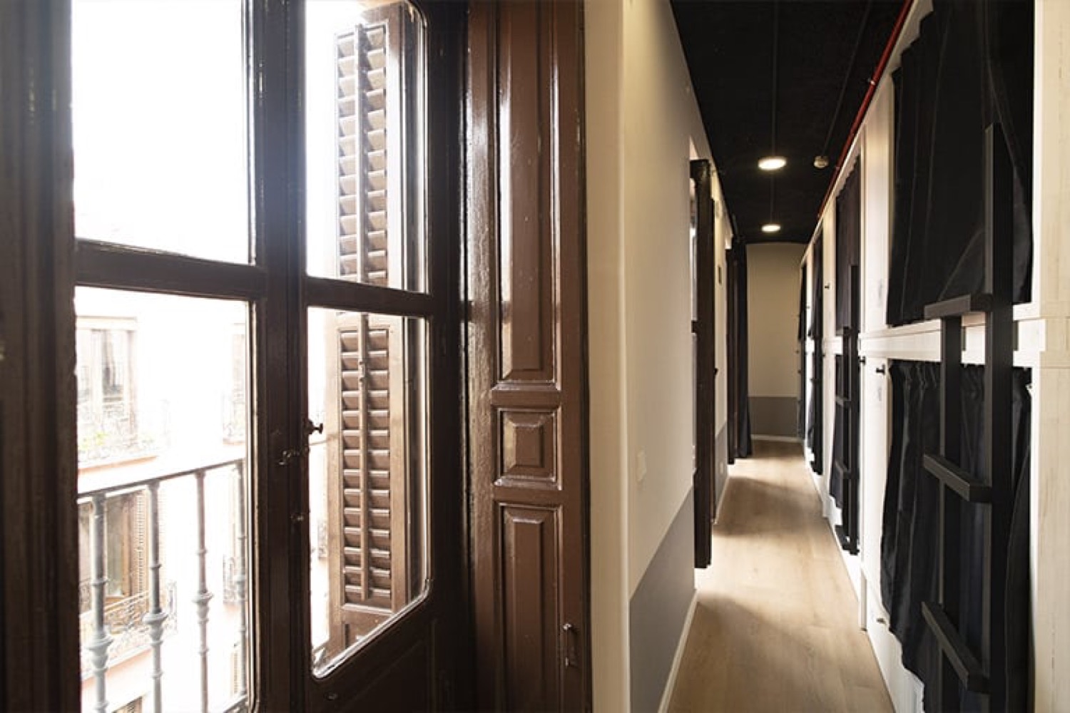 Habitación compartida de ocho camas con cuatro literas